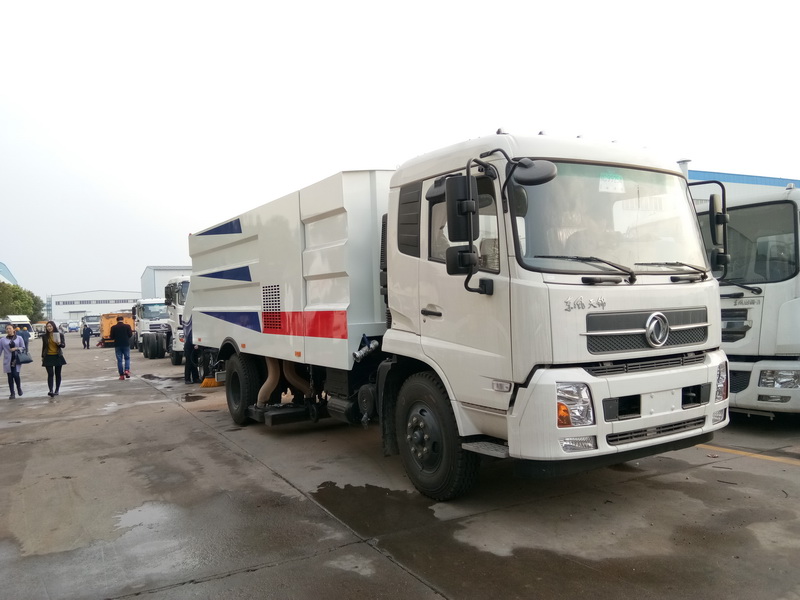 东风天锦吸尘车