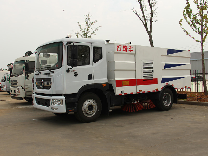 东风多利卡D9扫路车